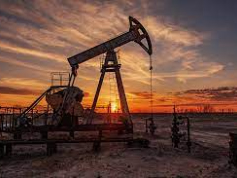 النفط يتراجع بعدما اقترب من تحقيق أكبر مكاسب أسبوعية خلال 10 أسابيع