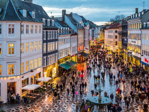 الدنمارك تعلن عن رفع معدل الفائدة بنحو 50 نقطة أساس منضمة إلى معظم البنوك التي رفعت الفائدة