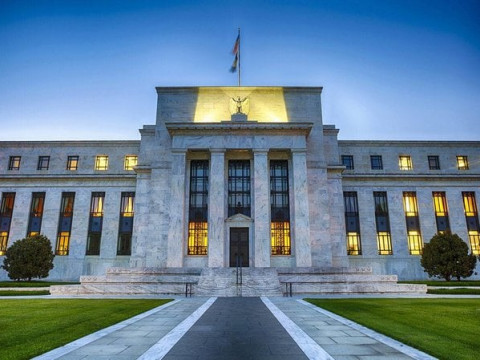 الاحتياطي الفيدرالي يتوقع رفع سعر الفائدة بشكل طفيف مع الحفاظ على الميل المضاد للتضخم