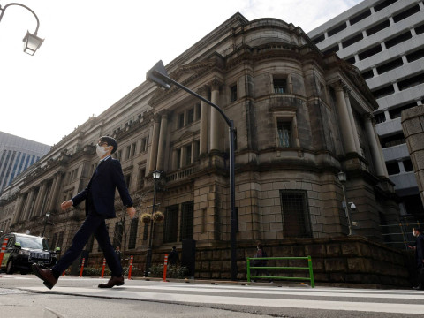 رئيس البنك المركزي الياباني الجديد يتولى منصبه بينما تلوح المخاطر العالمية في الأفق