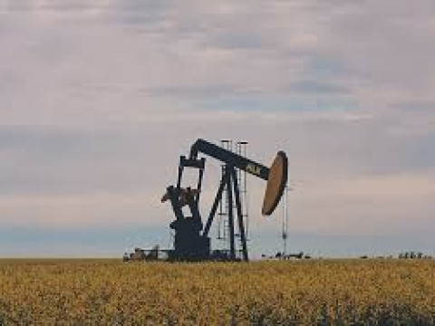 أسعار النفط تتراجع مع ترقب تقارير أوبك ووكالة الطاقة الدولية