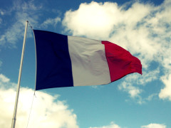 مؤشر PMI التصنيعي والخدمي في فرنسا يسجل تبايناً في الأداء