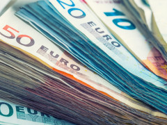 اليورو يواصل الهبوط لكنه يقترب من تسجيل أكبر مكسب شهري في 2023