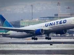 شركة United Airlines تخفض خسائرها الصافية بأكثر من الثلث في الربع الأول