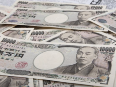 الين الياباني يتعرض لخسائر كبيرة بفعل قوة الدولار