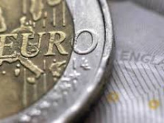 اليورو ينخفض بعد أن سجل أسبوعين متتاليين من الخسائر