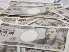 الين الياباني  ينزل من أعلى مستوياته مقابل الدولار