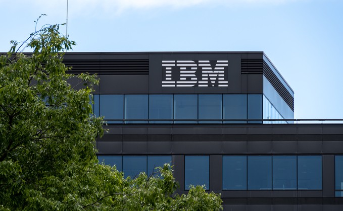 شركة IBM ترفع إيراداتها في الربع الثاني بشكل أفضل من المتوقع