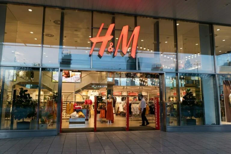 شركة H&M لتجارة التجزئة للأزياء تحقق أرباحًا مفاجئة من ديسمبر إلى فبراير