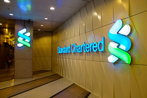 بنك StanChart يعلن إعادة شراء أسهم جديدة بقيمة مليار دولار بعد ارتفاع الأرباح بنسبة 28٪