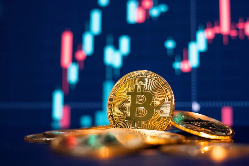 بيتكوين تقود مكاسب العملات الرقمية وتكسر حاجز 23 ألف دولار