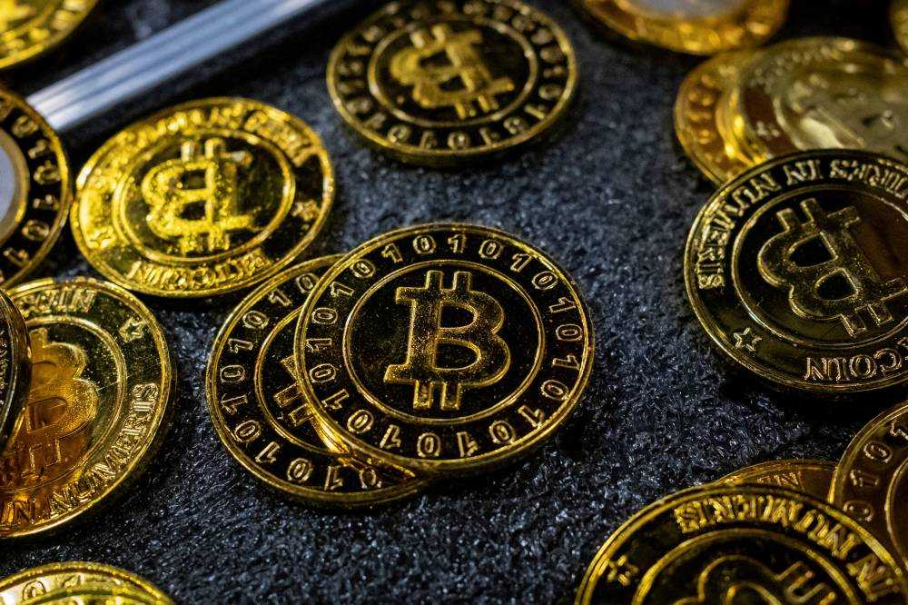 البيتكوين توسع مكاسبها وترتفع بأكثر من 2% لتتداول أعلى 63 ألف دولار