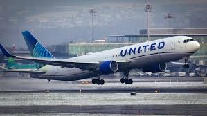 شركة United Airlines تخفض خسائرها الصافية بأكثر من الثلث في الربع الأول