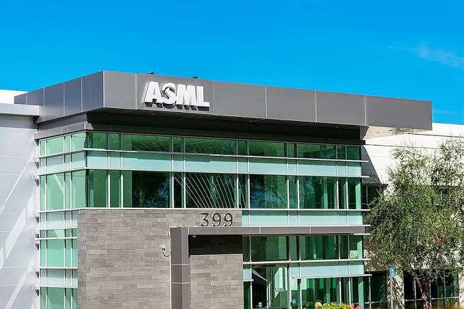 شركة ASML تعلن عن أرباح الربع الأول البالغة 1.3 مليار دولار وتوقعها لنمو أقوى للعام لمقبل