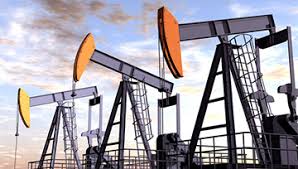 ارتفاع المخزونات الأمريكية من النفط الخام يحد من فرص الارتفاع