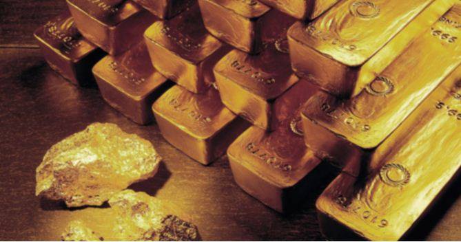 الذهب ينخفض لكن الأسعار تبقى بالقرب من أعلى مستوياتها 