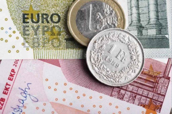 اليورو ينخفض بعد محاولات ضعيفة للصعود بالأمس