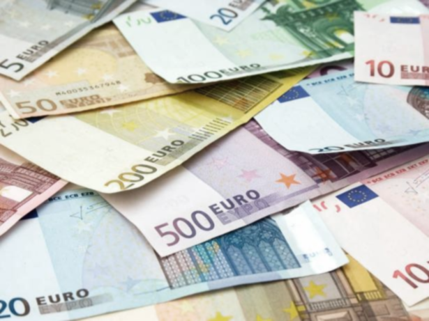 اليورو يقفز مع تدني مستى الدولار الأمريكي