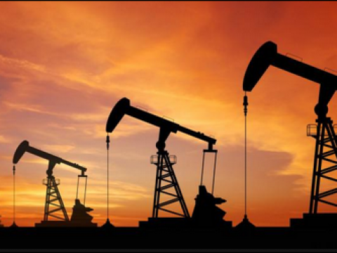 يهبط النفط من مستوى يوم الخميس الأعلى منذ ديسمبر 2014