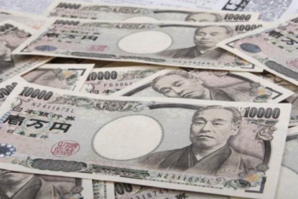 الين الياباني ينزل من أعلى مستوياته مقابل الدولار